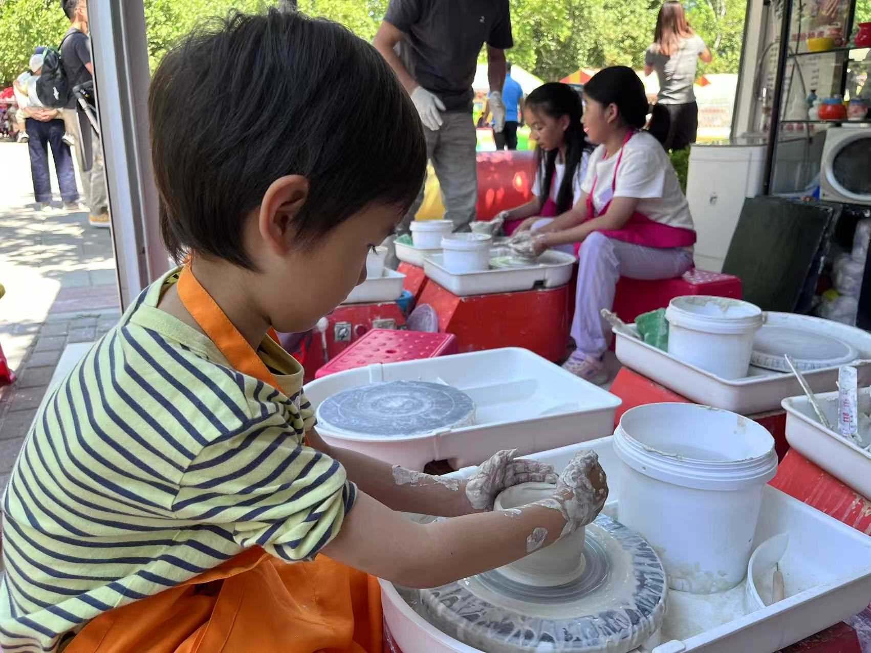 “小”游客在體驗(yàn)陶藝制作。人民網(wǎng)記者 李楠樺攝