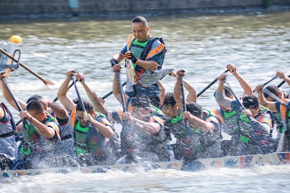 2025年5月27日，浙江寧波云龍鎮(zhèn)，首屆“我們的節(jié)日?端午看云龍”農(nóng)民龍舟邀請賽舉行。（圖片來源：視覺中國）