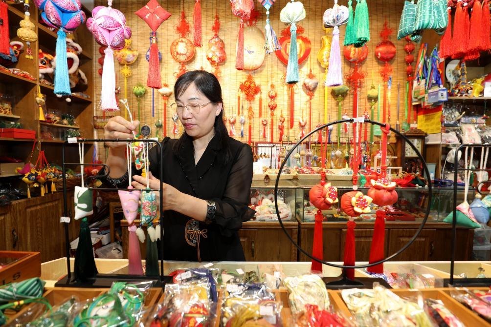 2025年5月25日，安徽省淮北市，非遺香包上貨架。（圖片來源：視覺中國）