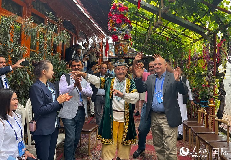 5月24日，外國媒體人在伊寧市喀贊其民俗旅游區(qū)參觀體驗。 人民網(wǎng)記者 翟轉(zhuǎn)麗攝