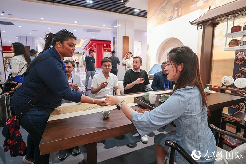 5月25日，外國媒體人在霍爾果斯國際邊境合作中心中國文化館參觀。人民網(wǎng)記者 張武軍攝