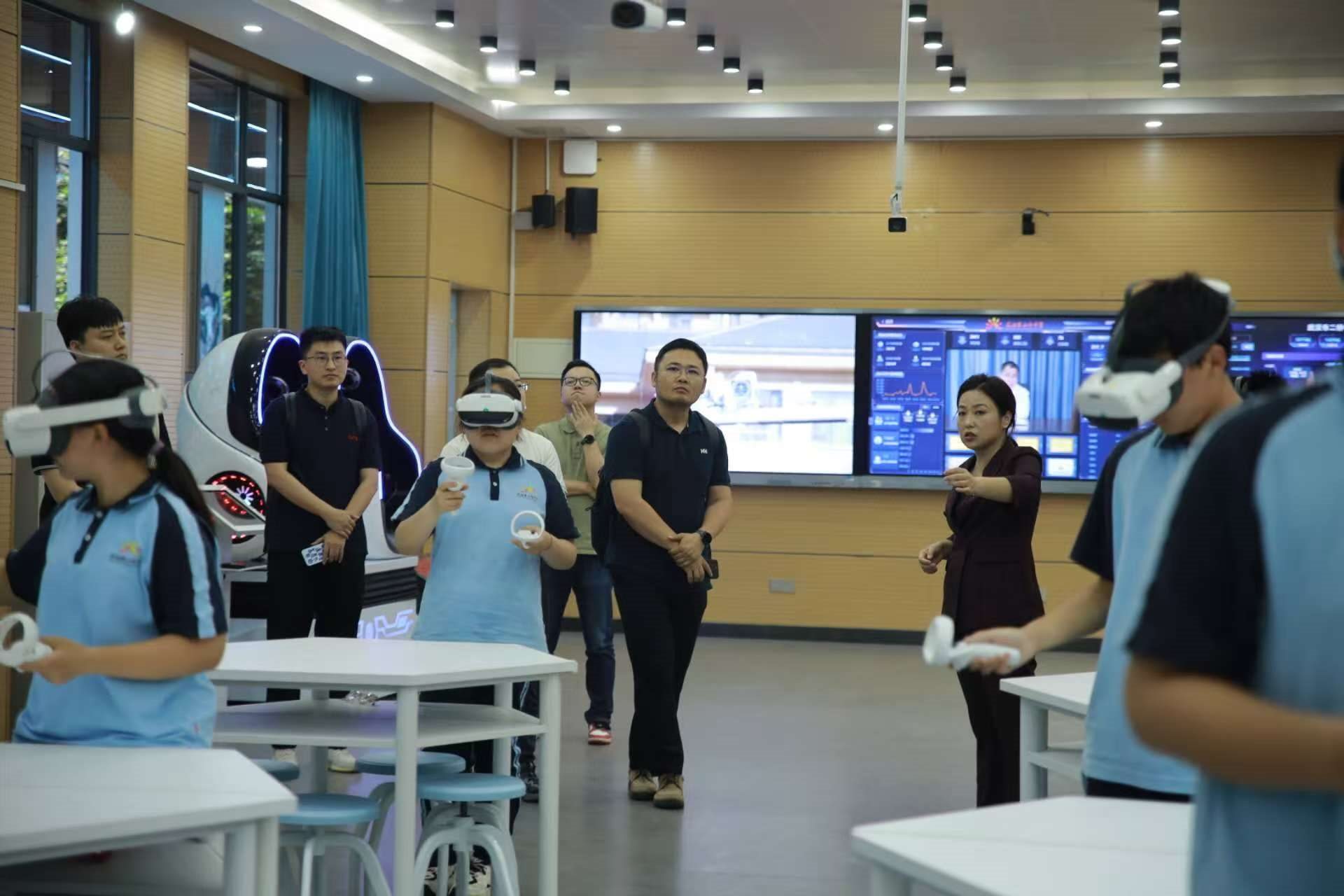 二橋中學(xué)學(xué)生在應(yīng)用VR設(shè)備學(xué)習(xí)。主辦方供圖