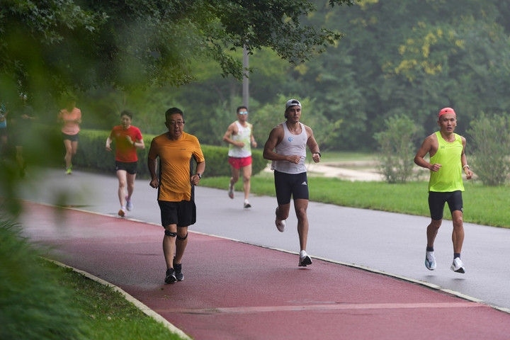 2024年7月14日，市民在北京中軸線延長線上的奧林匹克森林公園運動鍛煉。