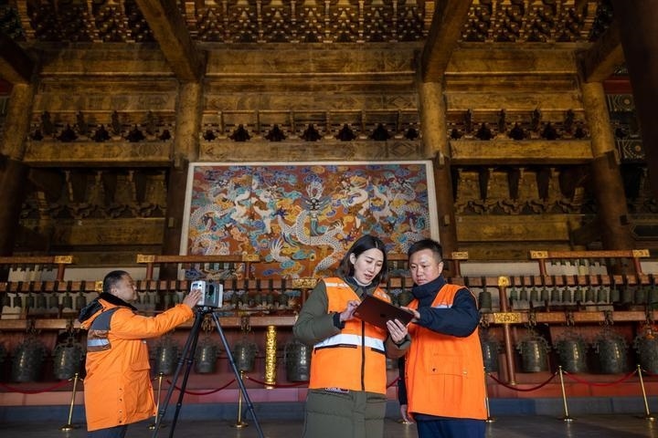 北京市測繪設(shè)計研究院團隊在太廟測繪（2023年2月19日攝）。2020年9月起，北京市測繪設(shè)計研究院的技術(shù)團隊開展了北京中軸線遺產(chǎn)點實地測繪，從文物保護、環(huán)境整治、文物騰退等方面為北京中軸線申遺提供空間數(shù)據(jù)底板。