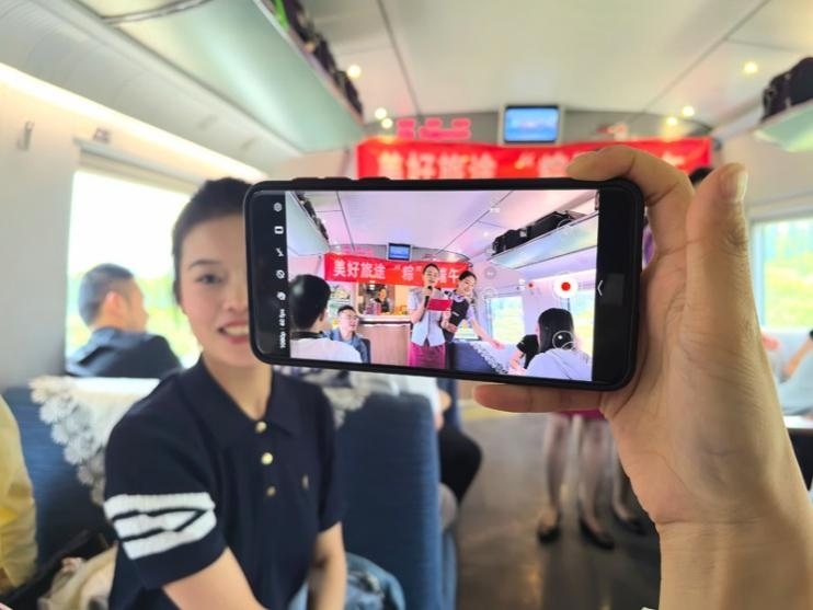 在活動中，旅客紛紛舉起手機拍攝。顏笑攝