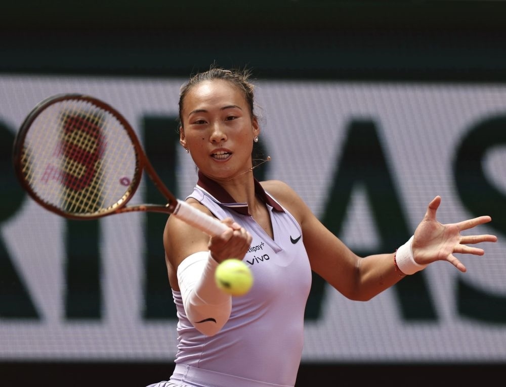 6月1日，鄭欽文在比賽中回球。新華社記者 李京 攝