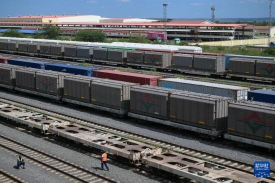 5月31日，在蒙內(nèi)鐵路內(nèi)羅畢站到發(fā)場(chǎng)，鐵路工人在鐵道旁巡檢。新華社記者 楊光 攝