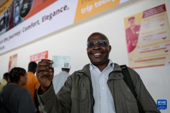 5月31日，在蒙內(nèi)鐵路內(nèi)羅畢站，一名前往蒙巴薩的乘客展示車票。新華社記者 楊光 攝
