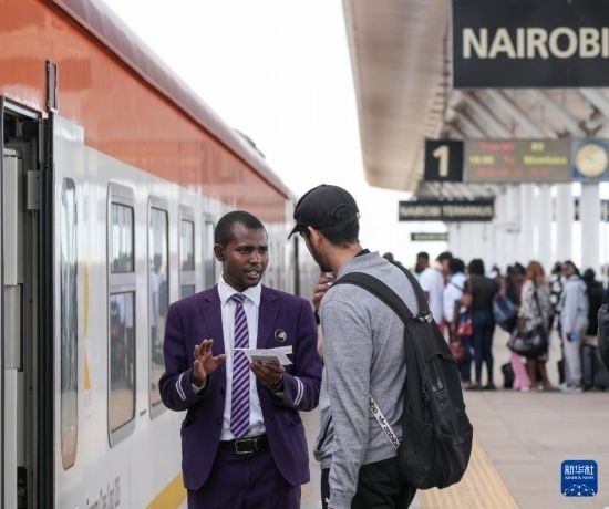 5月31日，在蒙內(nèi)鐵路內(nèi)羅畢站，乘務(wù)員為乘客檢票。新華社記者 李亞輝 攝