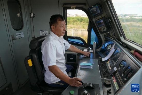 5月31日，在蒙內(nèi)鐵路內(nèi)羅畢站，機(jī)車駕駛員蔣立平在即將開(kāi)往蒙巴薩的E2次列車上進(jìn)行準(zhǔn)備工作。新華社記者 楊光 攝