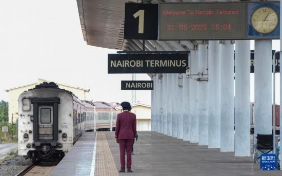 5月31日，在蒙內(nèi)鐵路內(nèi)羅畢站，工作人員目送開(kāi)往蒙巴薩的E2次列車駛離站臺(tái)。新華社記者 李亞輝 攝