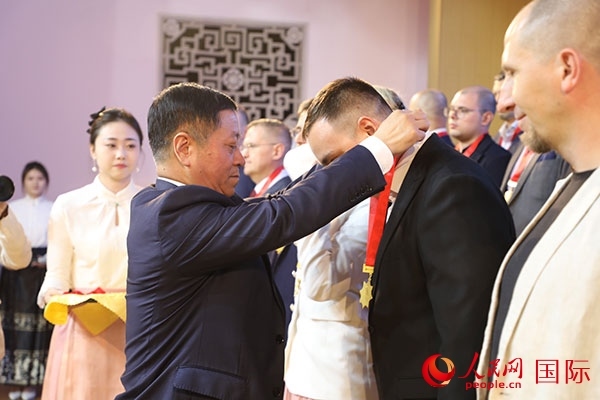 中國(guó)駐俄羅斯大使張漢暉為獲獎(jiǎng)?wù)哳C獎(jiǎng)。人民網(wǎng)記者 肖新新攝