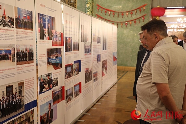 與會(huì)嘉賓參觀中俄科技創(chuàng)新合作圖片展。人民網(wǎng)記者 肖新新攝