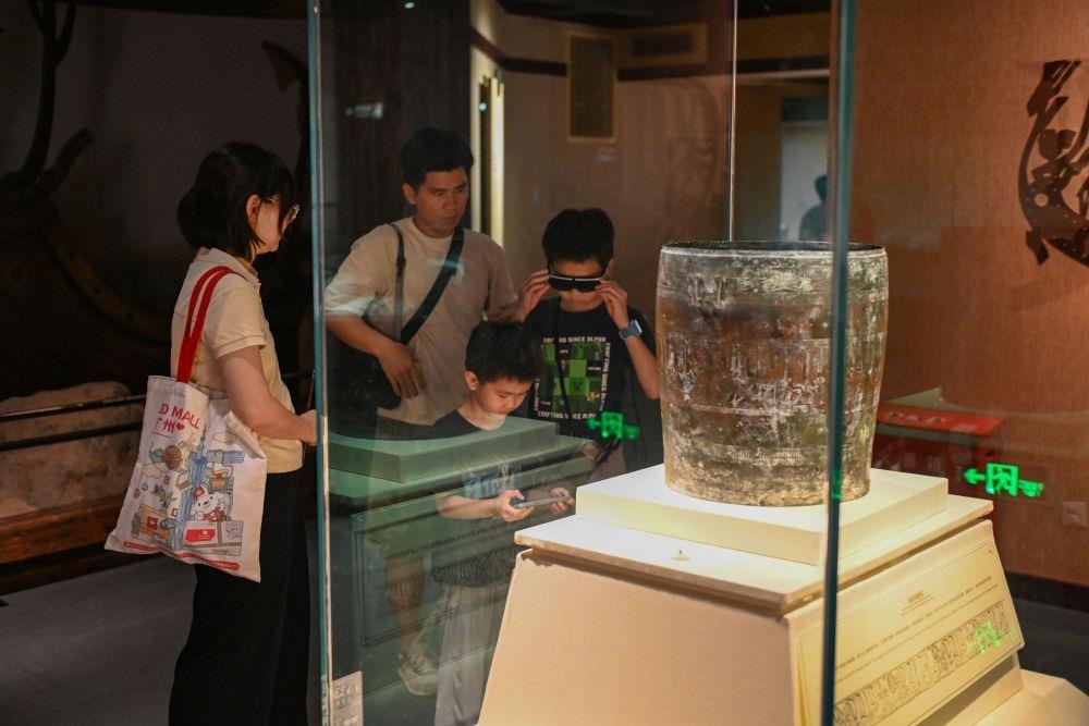 △2025年5月18日，游客在廣東廣州南越王博物院（王墓展區(qū)）體驗(yàn)AR眼鏡智慧導(dǎo)覽服務(wù)。