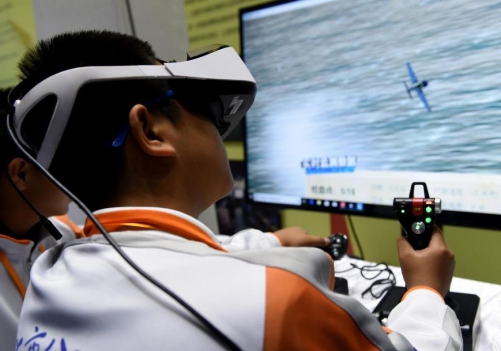 北京市八一學(xué)校的學(xué)生在北京市中小學(xué)生特色科技活動展示上體驗VR技術(shù)（2018年11月24日攝）新華社記者 羅曉光 攝。