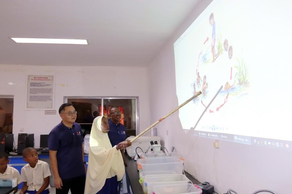 血吸蟲病健康教育講座。施亮攝