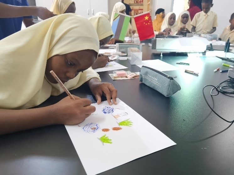 學(xué)生踴躍參與繪畫活動。施亮攝