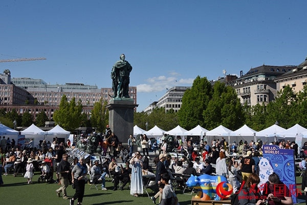 “你好！中國”端午游園會(huì)在斯德哥爾摩國王花園廣場舉辦。人民網(wǎng)記者 殷淼攝