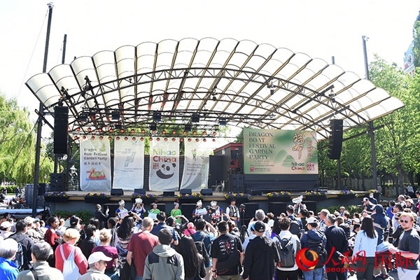 中瑞民眾歡聚國王花園廣場共慶端午佳節(jié)。人民網(wǎng)記者 殷淼攝