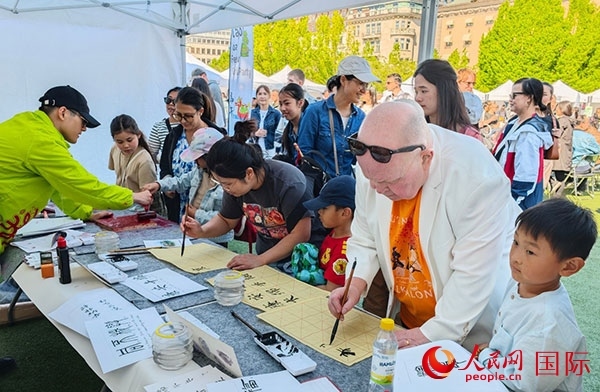 書法體驗(yàn)。人民網(wǎng)記者 殷淼攝