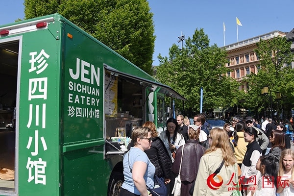 中國美食攤。人民網(wǎng)記者 殷淼攝