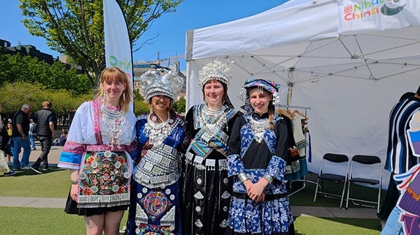 體驗(yàn)苗族傳統(tǒng)服飾。人民網(wǎng)記者 殷淼