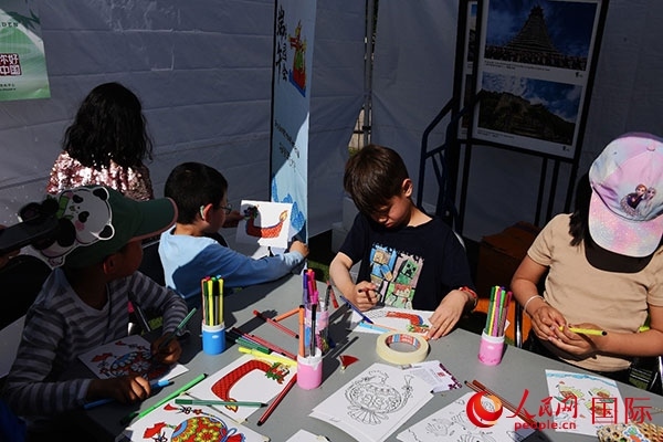 端午文化體驗(yàn)—龍舟圖片填色。人民網(wǎng)記者 殷淼攝