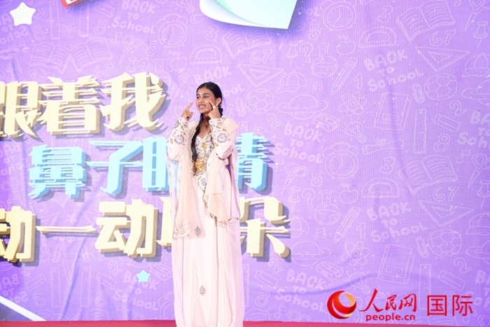 演唱中文歌曲。人民網(wǎng)記者任皓宇攝