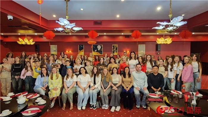 “慶端午學中文”活動全體合照。人民網(wǎng)記者蔡子暢攝
