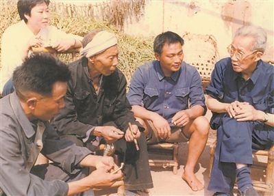 侯光炯（右一）和農(nóng)民在一起親切交流。 西南大學(xué)檔案館供圖