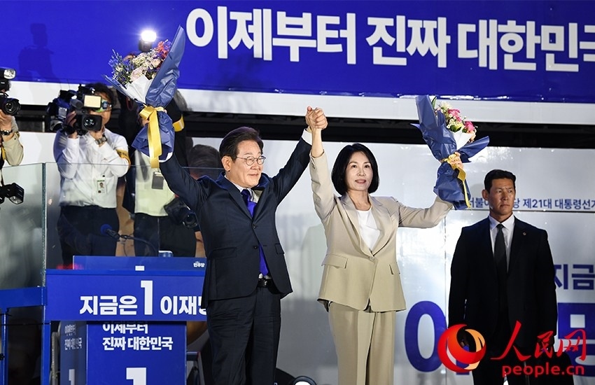 6月4日凌晨，確定當(dāng)選韓國總統(tǒng)的李在明舉手向歡呼的支持者們致意。 人民網(wǎng) 康炯彬攝