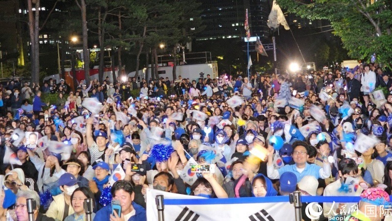 當(dāng)?shù)貢r間4日凌晨，李在明支持者們聚集在國會前等待計票結(jié)果。人民網(wǎng) 柳美鉉攝