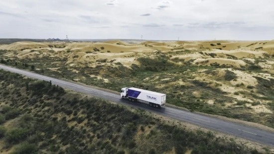 主線科技智能卡車行駛在路上。