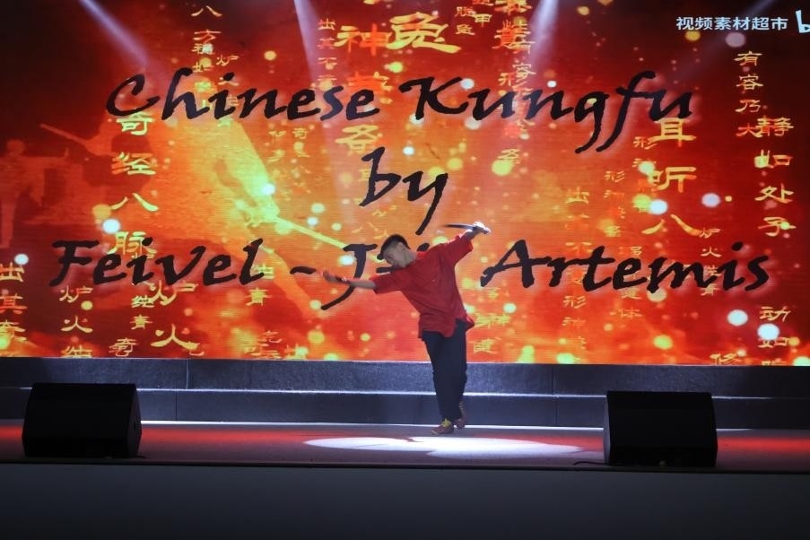 恩星學(xué)校中學(xué)部學(xué)生表演武術(shù)。哈山努丁大學(xué)孔子學(xué)院供圖