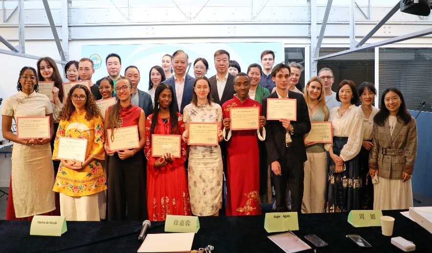 圖1：中國(guó)駐法使館公使陳力、教育公參周家貴與比賽師生、評(píng)委合影（圖片：巴黎西岱大學(xué)孔子學(xué)院）